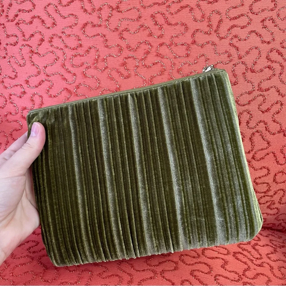 🌱5/$25🌱 A New Day | Green Velvety Zipper Clutch Wristlet Bag